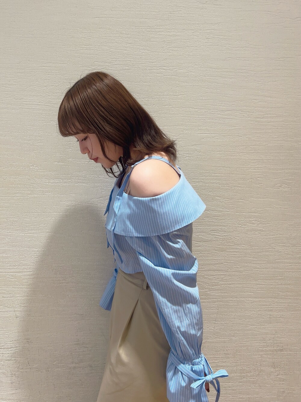 ホワイト系のシャツ/ブラウス、ブラック系のブーツ、グレー系のスカートを着用したレディースの冬コーディネートの5枚目の写真