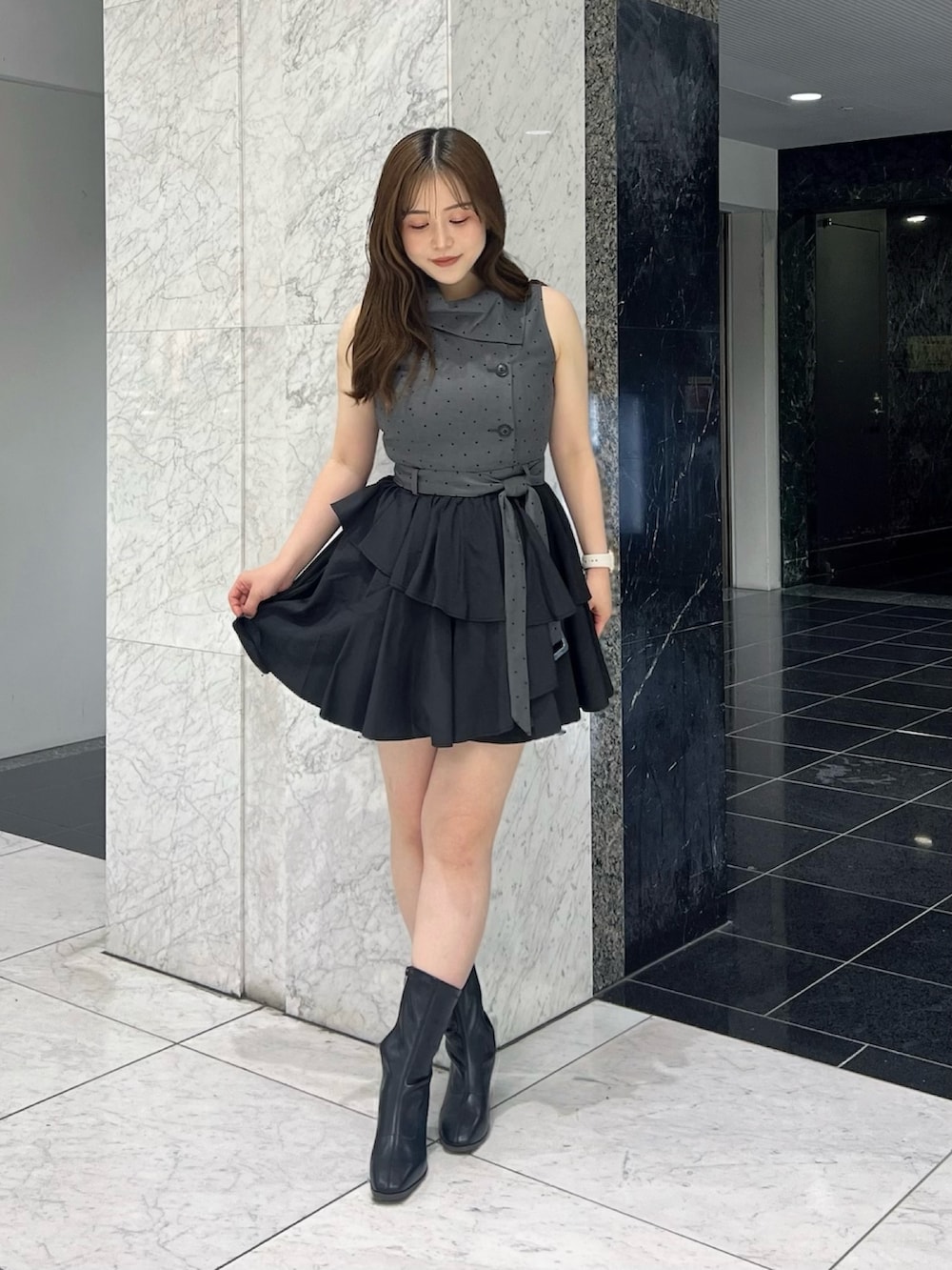 ブラック系のワンピース、ブラック系のブーツを着用したレディースの夏コーディネートの2枚目の写真