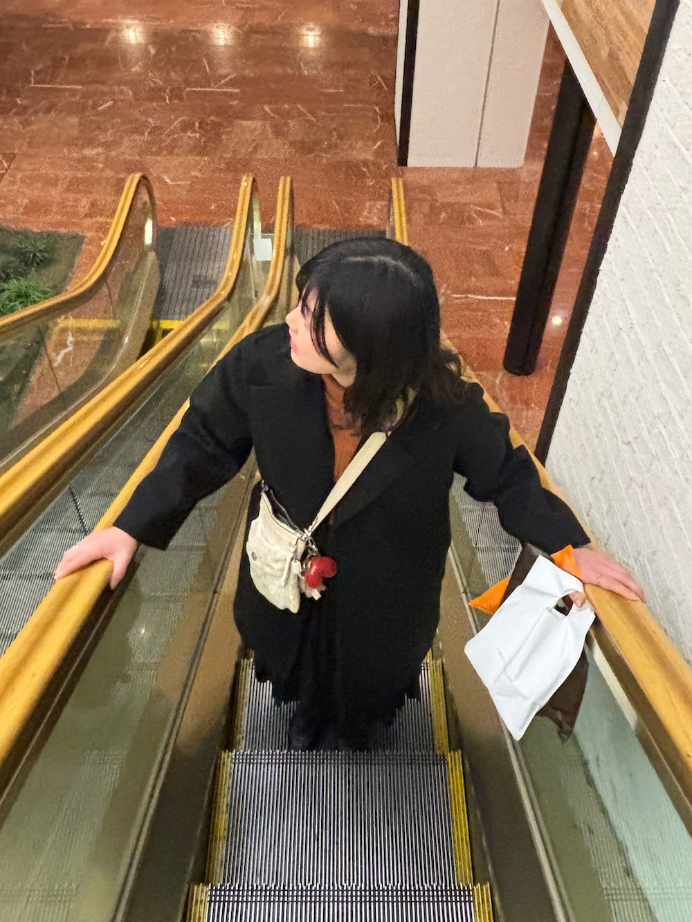 「福岡、博多、冬コーデ、デートコーデ、コート、大人かわいい、黒、スカート、おしゃれさんと繋がりたい」｜「PATRICKのアイテム（スニーカー、ブラック系）」を使った、　彩蒼さん（レディース・162cm）の冬コーディネートの2枚目の写真