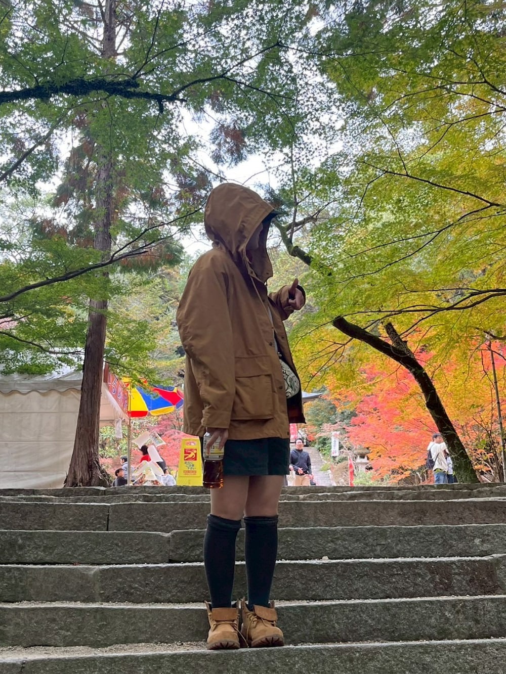 ブラウン系のブーツ、グレー系のスウェット、グリーン系のキャップを着用したレディースの秋コーディネートの2枚目の写真