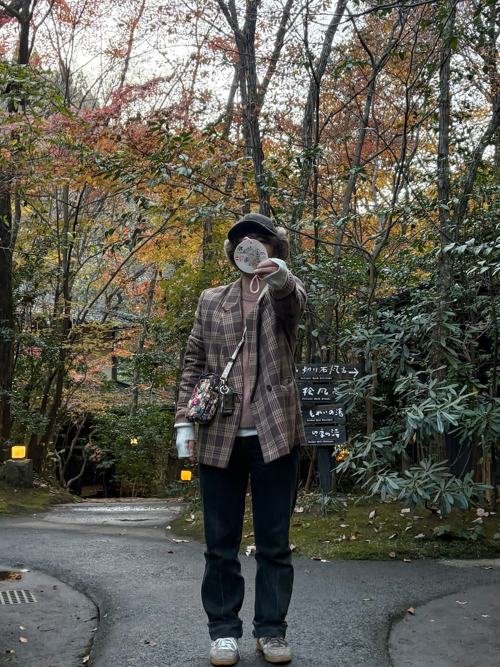 ブラック系のデニムパンツ、ブラウン系のスニーカーを着用したレディースの秋コーディネートの2枚目の写真