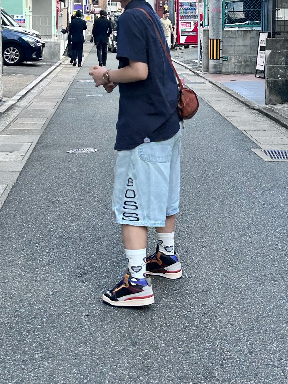 その他のスニーカー、ブルー系のシャツ/ブラウス、ブラウン系のショルダーバッグを着用したレディースの冬コーディネートの2枚目の写真