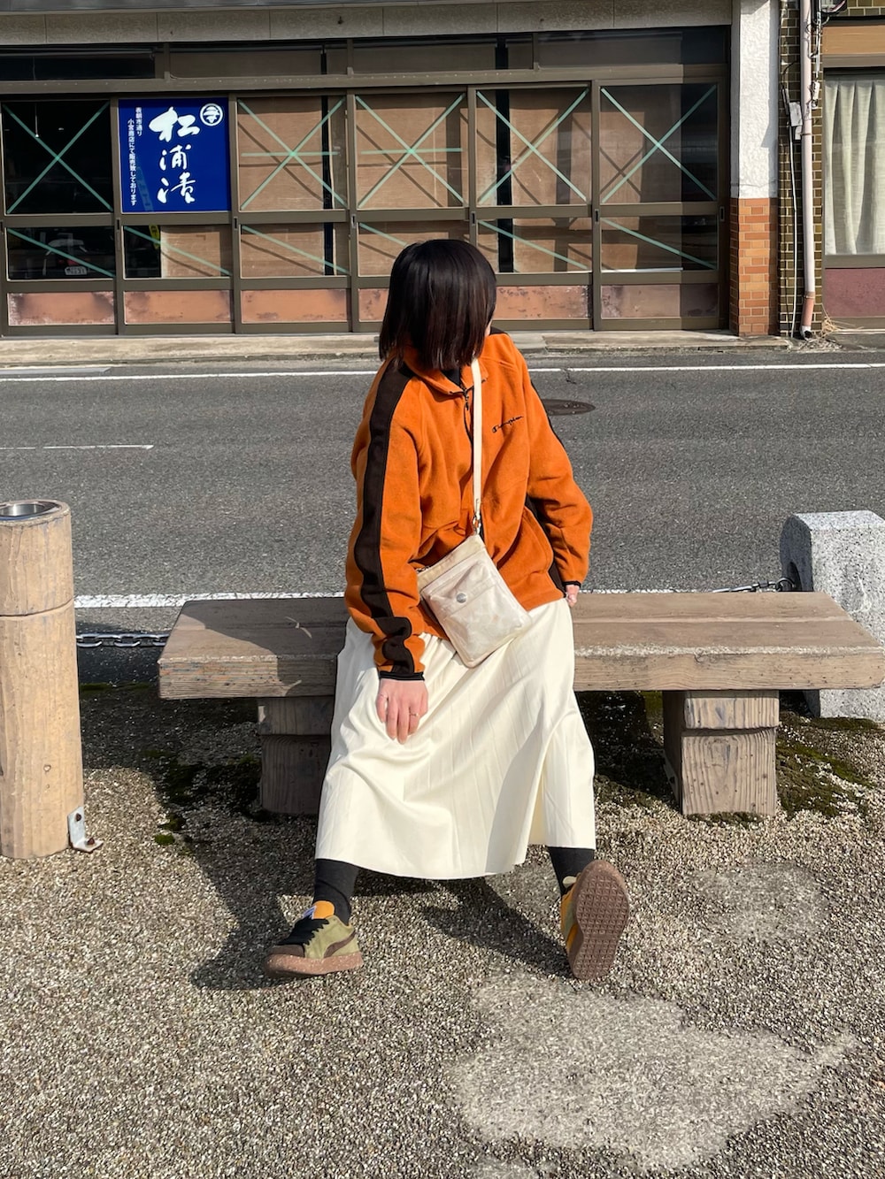 「古着MIX、PUMA、Champion、ootd、スカートスタイル、オレンジ、古着女子、古着好きな人と繋がりたい」｜「Championのアイテム（その他アウター、オレンジ系）」を使った、　彩蒼さん（レディース・162cm）の冬コーディネートの2枚目の写真