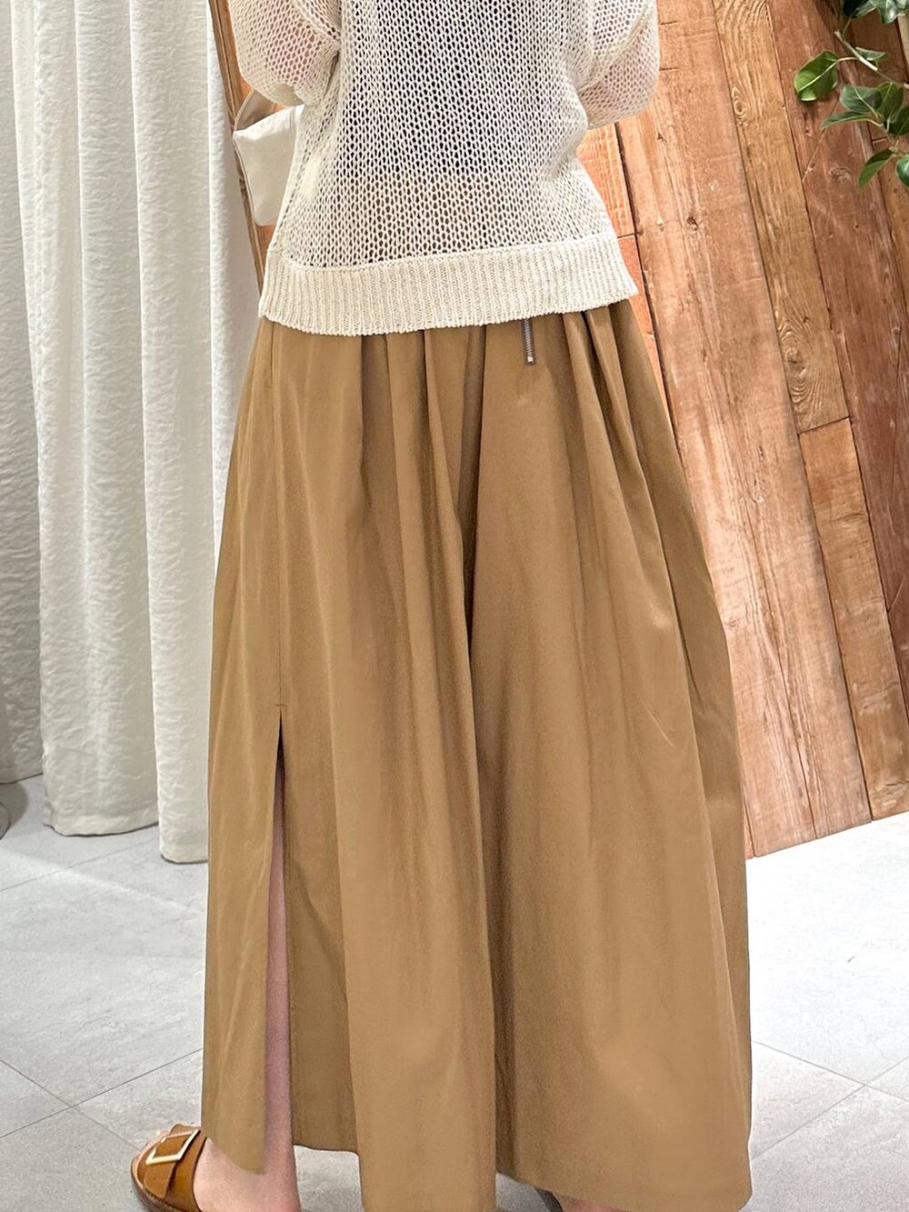 ブラック系のキャミソール、ベージュ系のニット/セーター、イエロー系のサンダルを着用したレディースの夏コーディネートの4枚目の写真