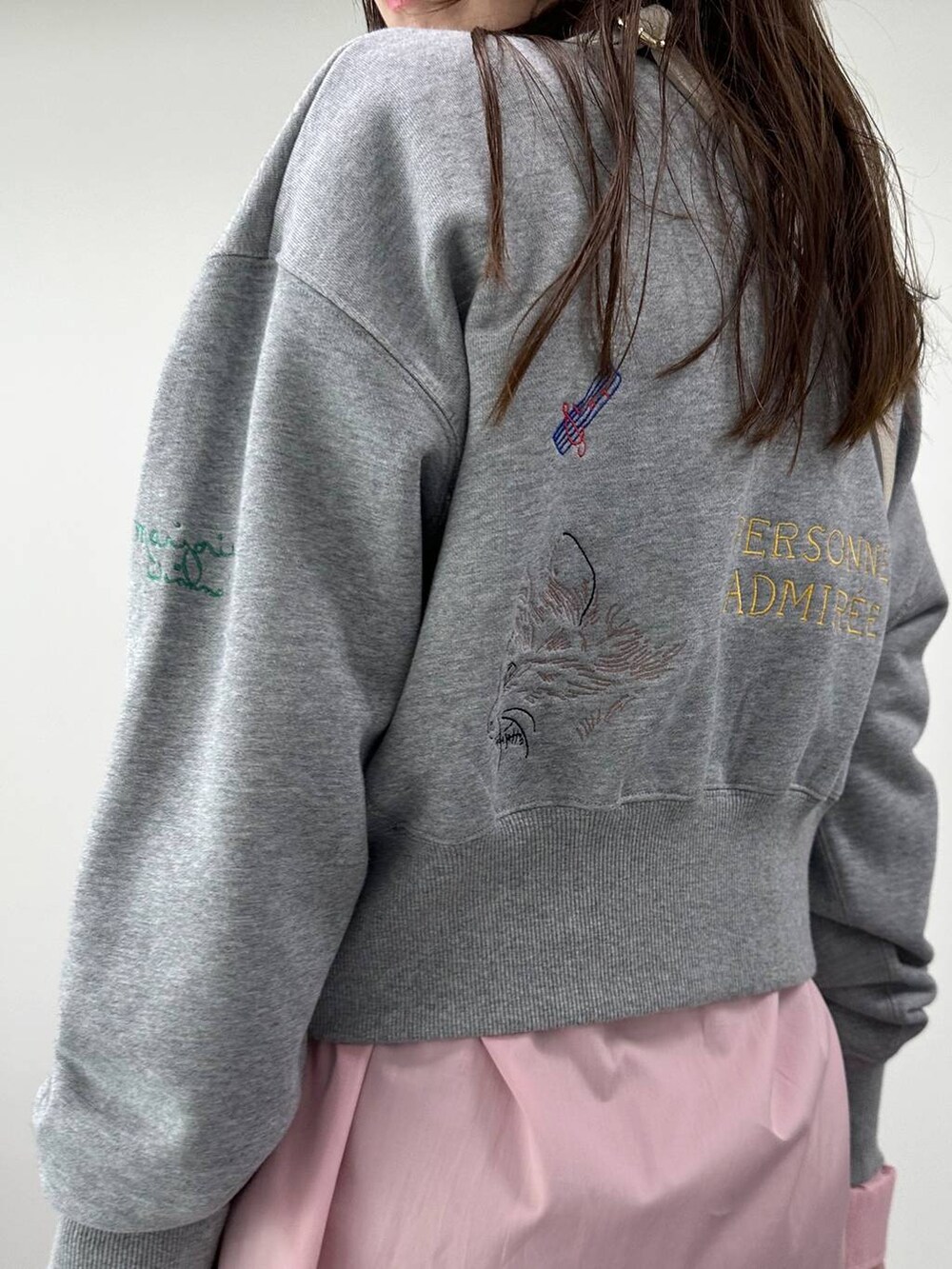 グレー系のその他パンツ、ピンク系のシャツ/ブラウス、グレー系のTシャツ/カットソーを着用したレディースの秋コーディネートの5枚目の写真