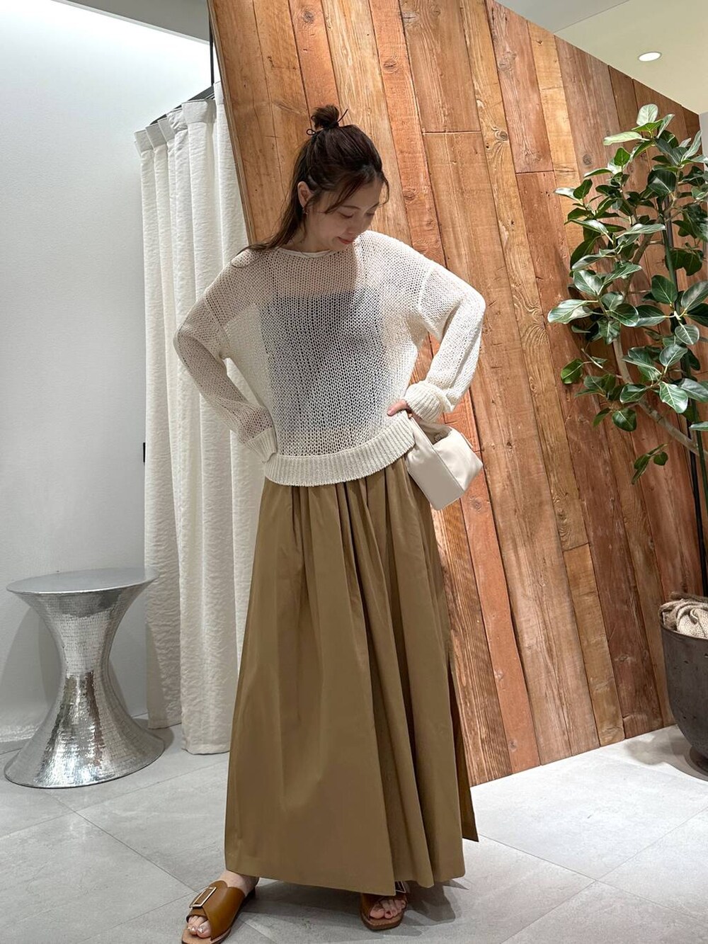 ブラック系のキャミソール、ベージュ系のニット/セーター、イエロー系のサンダルを着用したレディースの夏コーディネートの5枚目の写真