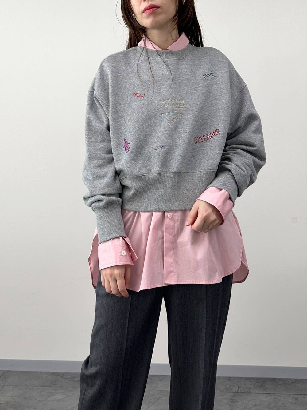 グレー系のその他パンツ、ピンク系のシャツ/ブラウス、グレー系のTシャツ/カットソーを着用したレディースの秋コーディネートの3枚目の写真