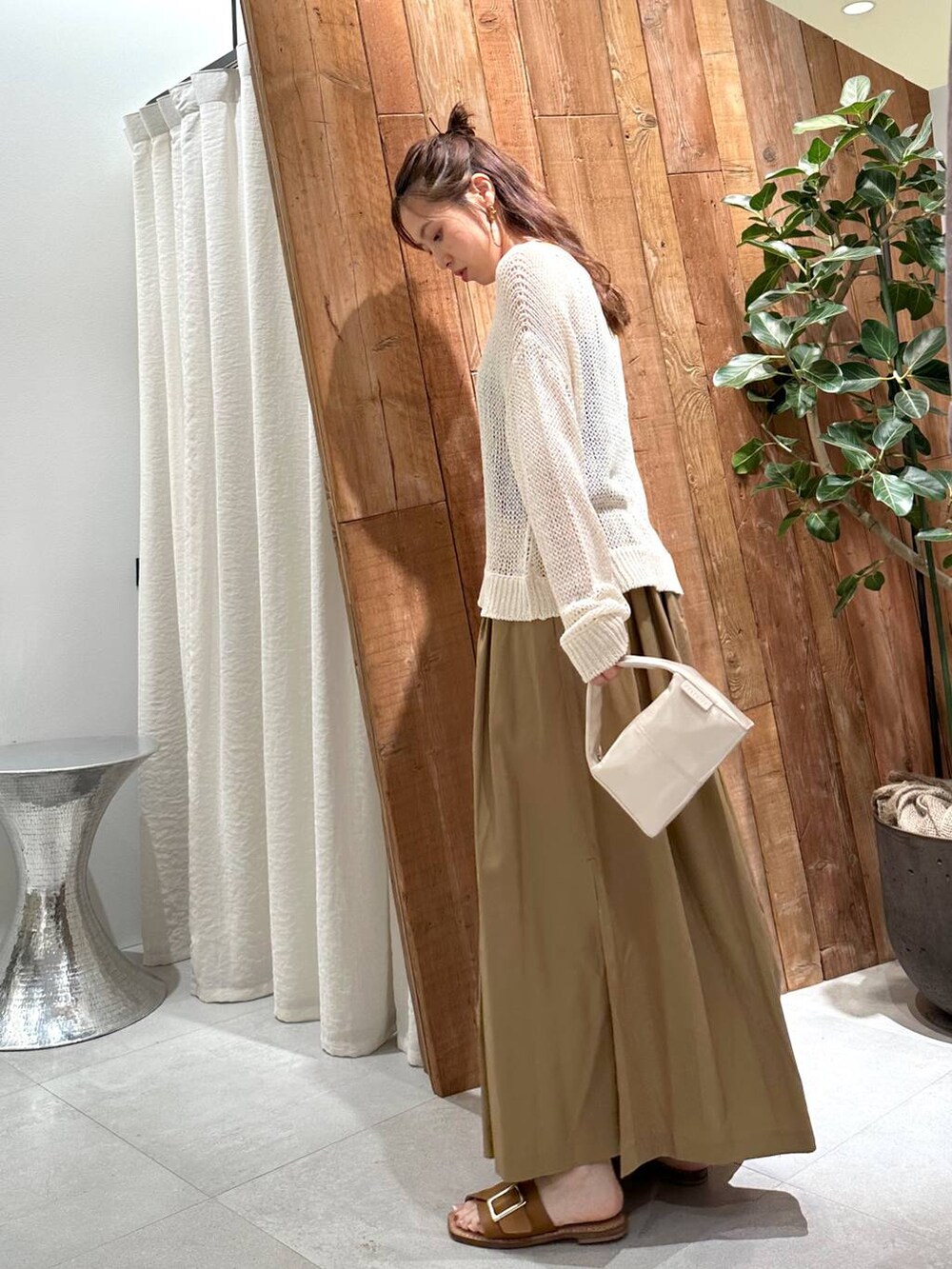 ブラック系のキャミソール、ベージュ系のニット/セーター、イエロー系のサンダルを着用したレディースの夏コーディネートの2枚目の写真