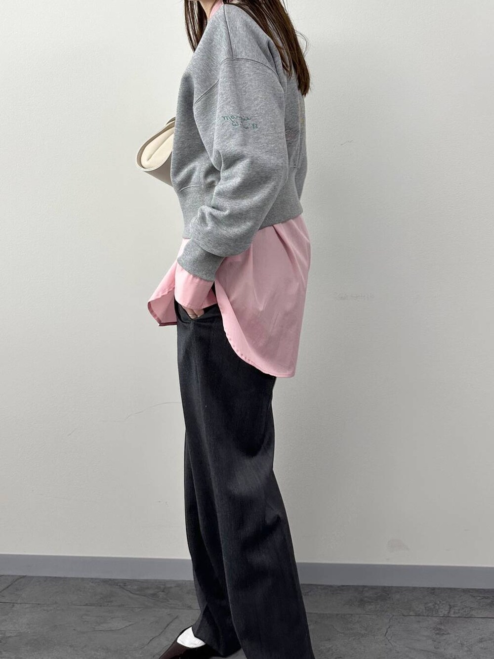 グレー系のその他パンツ、ピンク系のシャツ/ブラウス、グレー系のTシャツ/カットソーを着用したレディースの秋コーディネートの4枚目の写真