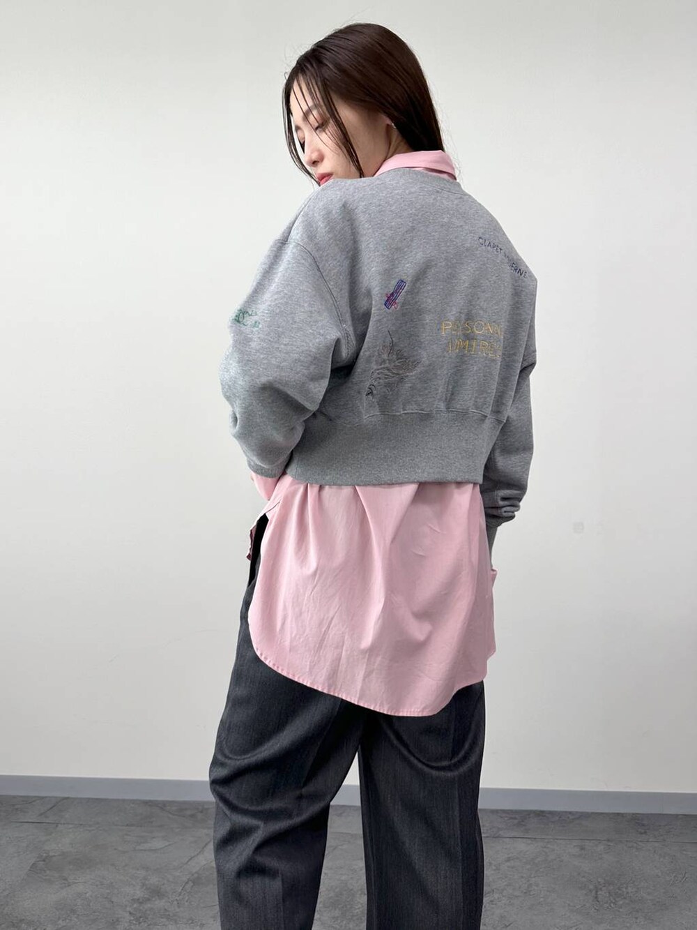 グレー系のその他パンツ、ピンク系のシャツ/ブラウス、グレー系のTシャツ/カットソーを着用したレディースの秋コーディネートの2枚目の写真