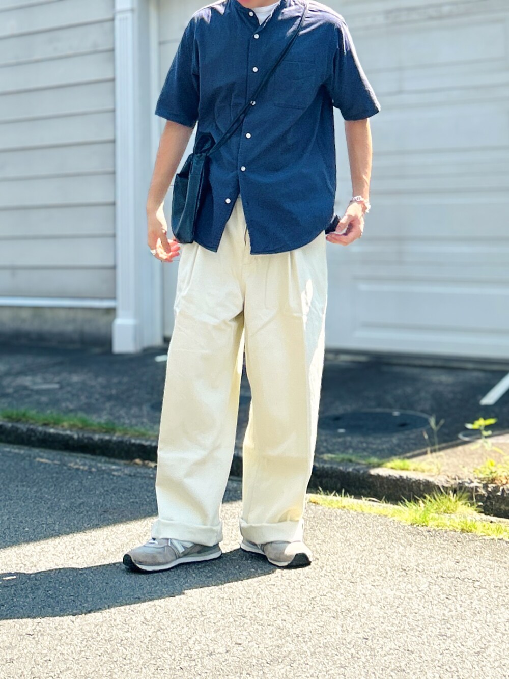 ブルー系のシャツ/ブラウス、ホワイト系のデニムパンツ、ホワイト系のスニーカーを着用したメンズの夏コーディネートの4枚目の写真