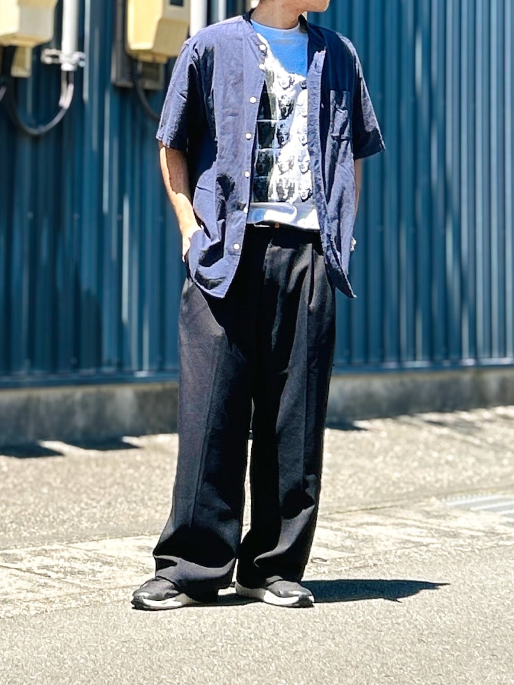 ブルー系のシャツ/ブラウス、ホワイト系のTシャツ/カットソー、ブラック系のスラックスを着用したメンズの夏コーディネートの2枚目の写真