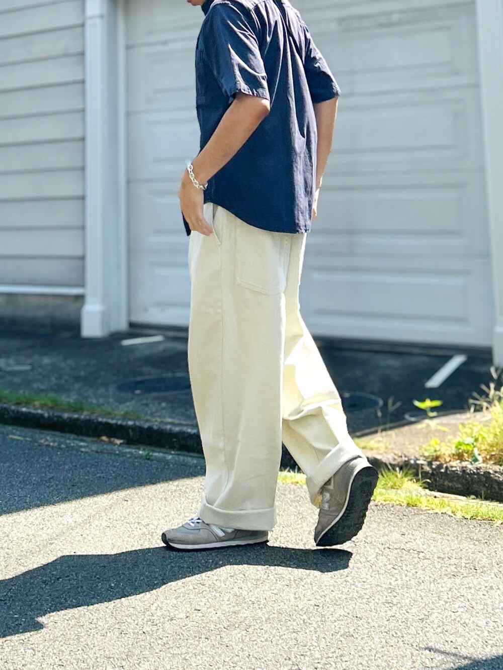 ブルー系のシャツ/ブラウス、ホワイト系のデニムパンツ、ホワイト系のスニーカーを着用したメンズの夏コーディネートの3枚目の写真