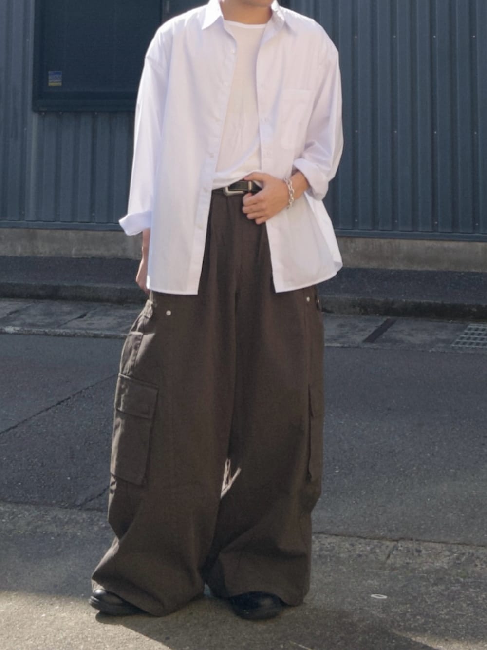 ホワイト系のシャツ/ブラウス、グレー系のカーゴパンツ、ブラック系のシューズを着用したメンズの秋コーディネートの2枚目の写真