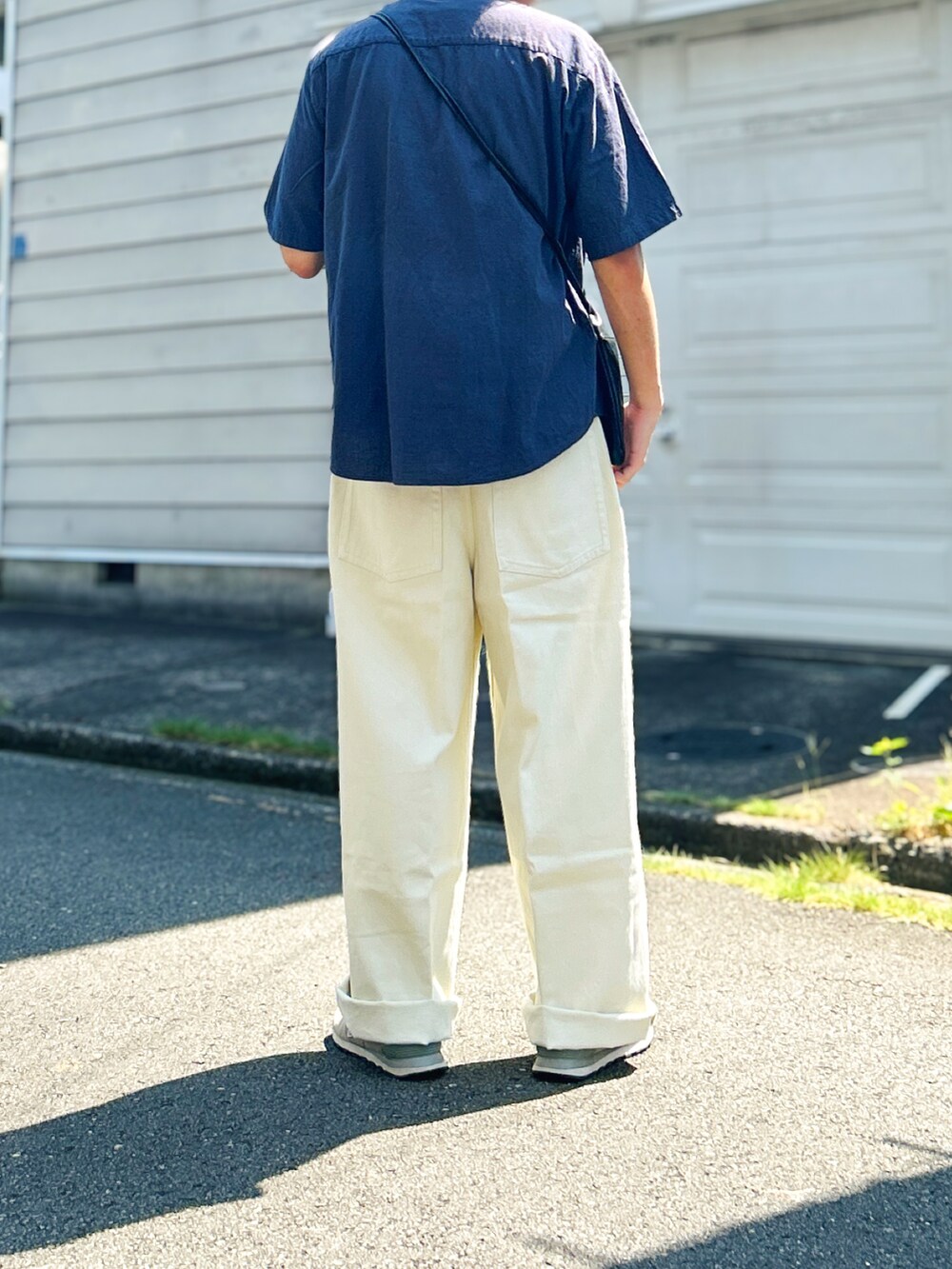 ブルー系のシャツ/ブラウス、ホワイト系のデニムパンツ、ホワイト系のスニーカーを着用したメンズの夏コーディネートの5枚目の写真