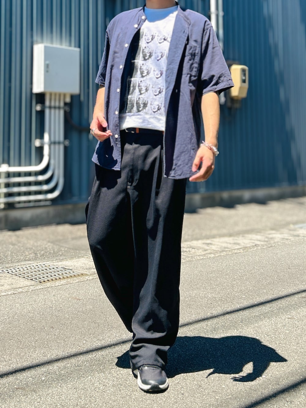 ブルー系のシャツ/ブラウス、ホワイト系のTシャツ/カットソー、ブラック系のスラックスを着用したメンズの夏コーディネートの3枚目の写真