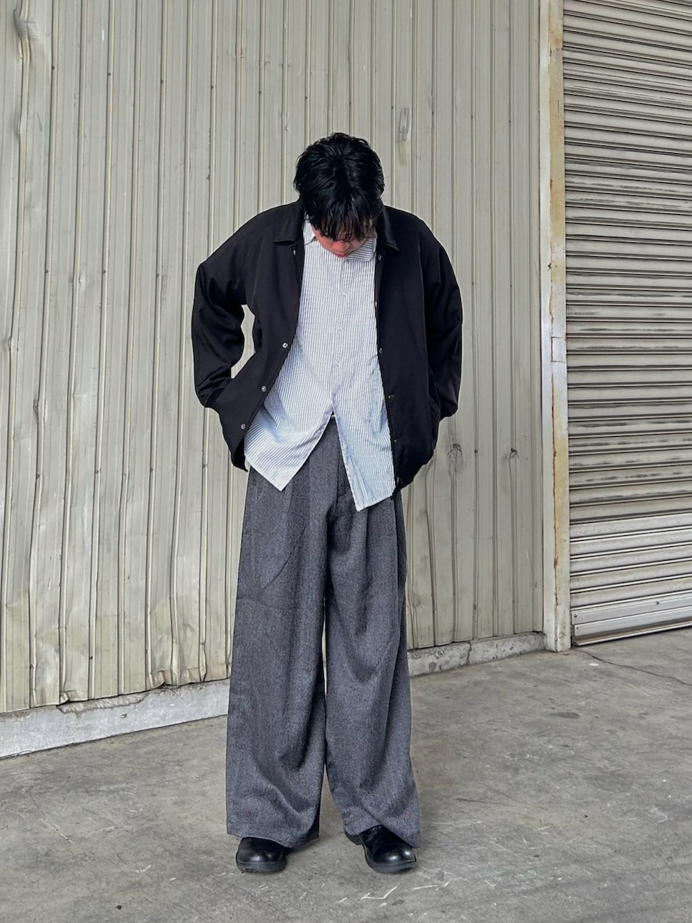 グレー系のシャツ/ブラウス、ブラック系のスラックス、ブラック系のシューズを着用したメンズの秋コーディネートの4枚目の写真