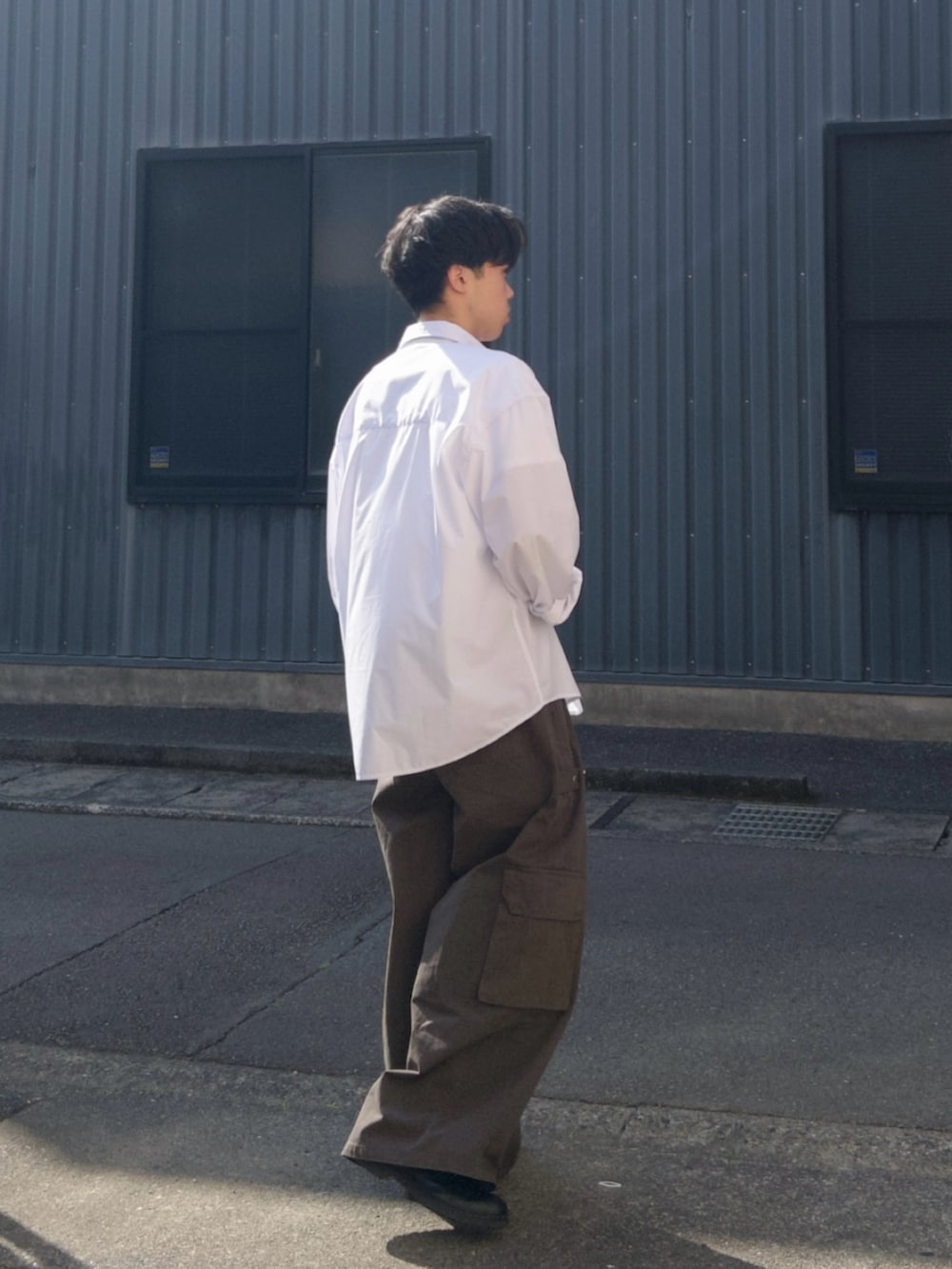 ホワイト系のシャツ/ブラウス、グレー系のカーゴパンツ、ブラック系のシューズを着用したメンズの秋コーディネートの3枚目の写真