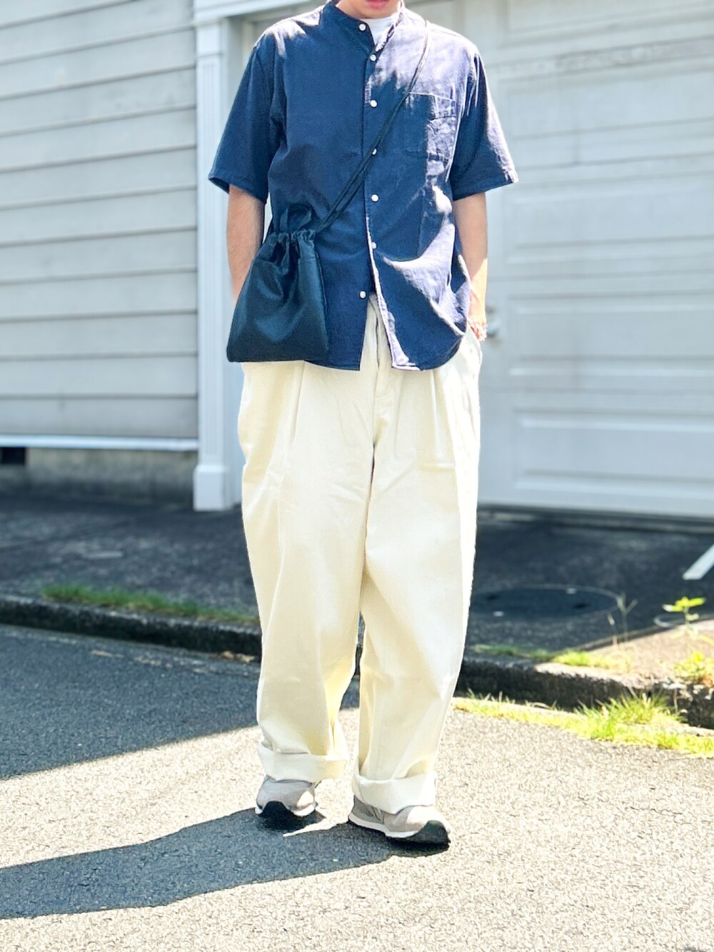 ブルー系のシャツ/ブラウス、ホワイト系のデニムパンツ、ホワイト系のスニーカーを着用したメンズの夏コーディネートの2枚目の写真