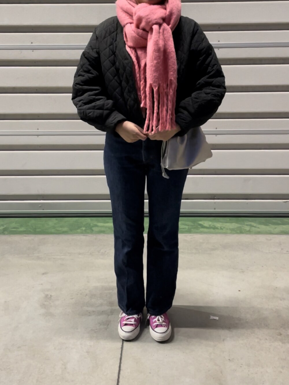 ブラック系のノーカラージャケット、シルバー系のショルダーバッグ、ピンク系のスニーカーを着用したレディースの冬コーディネートの4枚目の写真