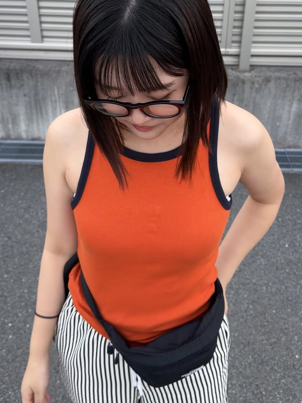 ブラック系のボディバッグ/ウエストポーチ、ブラック系のその他パンツを着用したレディースの夏コーディネートの2枚目の写真