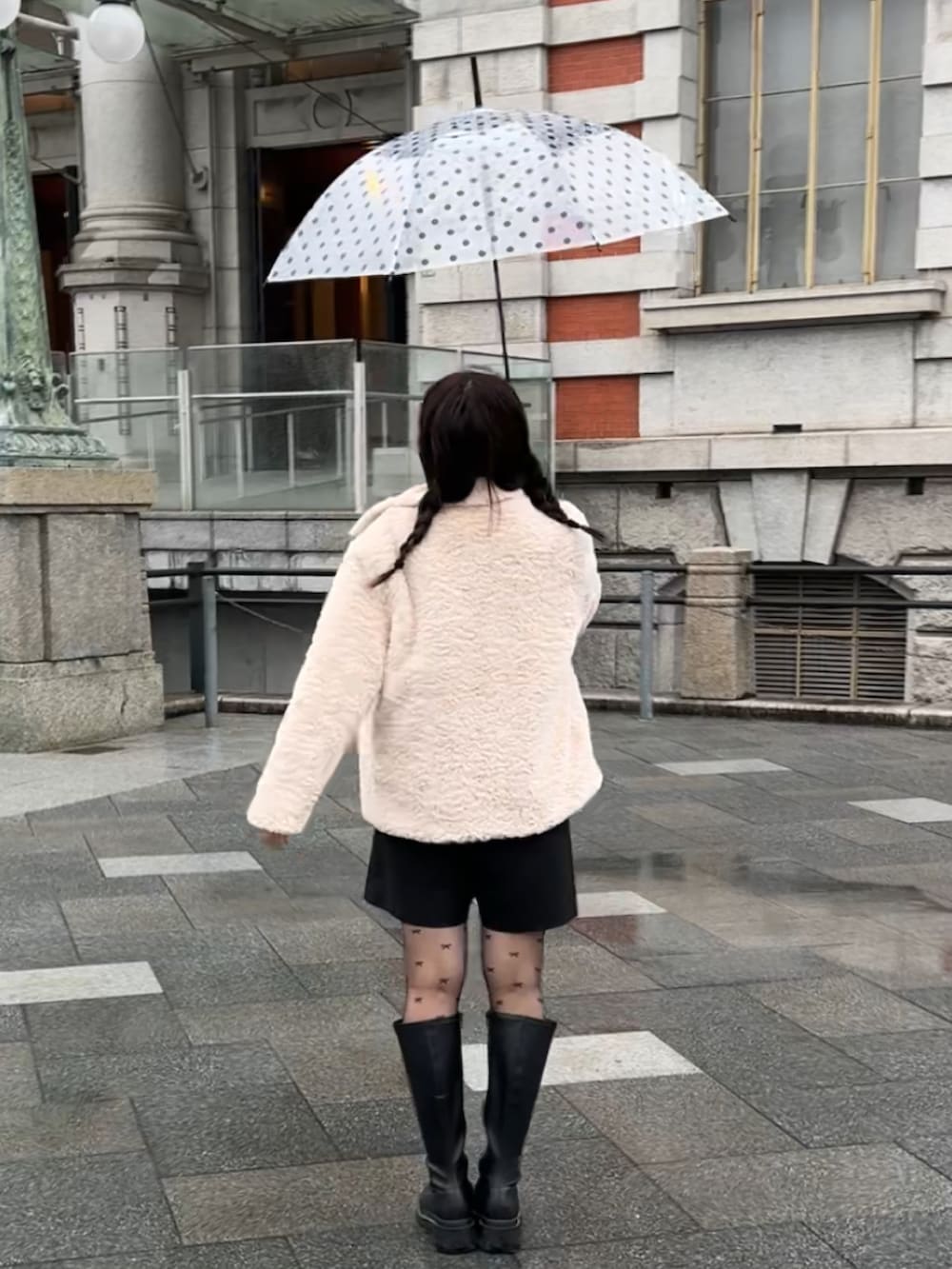 ブラック系のその他パンツ、ブラック系のブーツ、ホワイト系のジャケット/アウターを着用したレディースの秋コーディネートの4枚目の写真