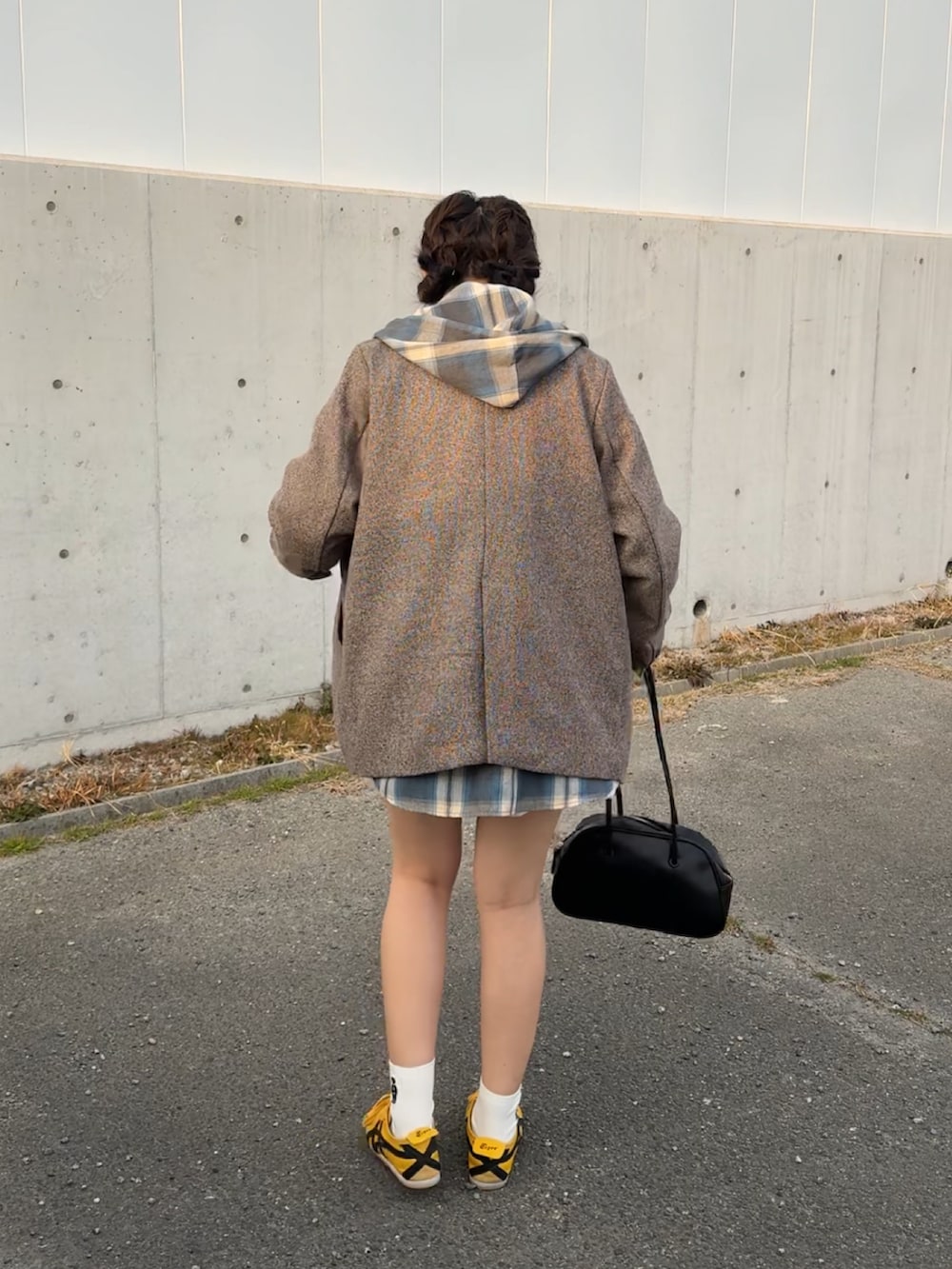 ブルー系のシャツ/ブラウス、ホワイト系のその他パンツ、イエロー系のスニーカーを着用したレディースの春コーディネートの2枚目の写真