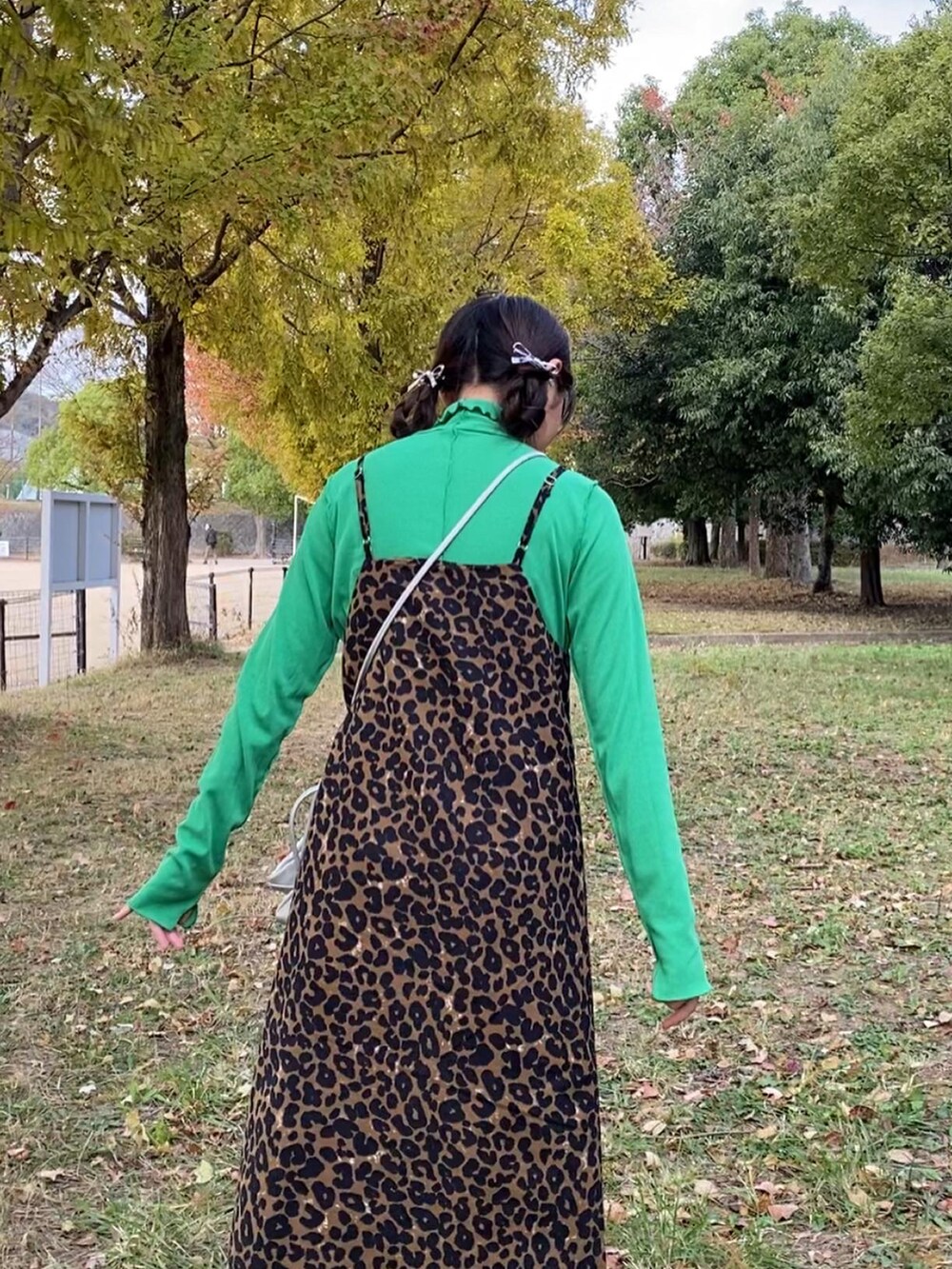 シルバー系のショルダーバッグを着用したレディースの冬コーディネートの3枚目の写真