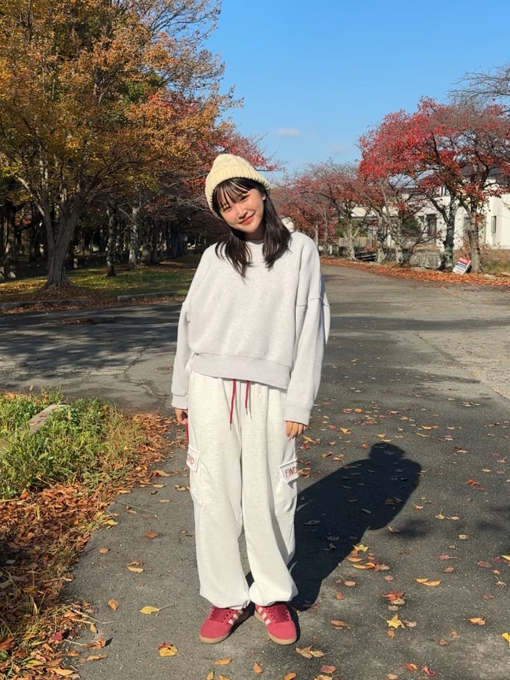 ホワイト系のスウェット、グレー系のスウェットパンツを着用したレディースの秋コーディネートの3枚目の写真
