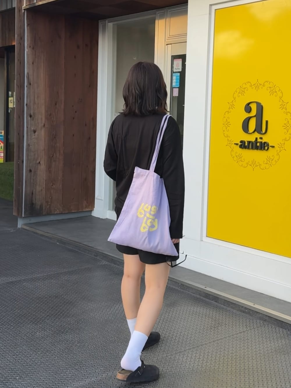 ブラック系のサンダル、ブラック系のTシャツ/カットソーを着用したレディースの夏コーディネートの4枚目の写真