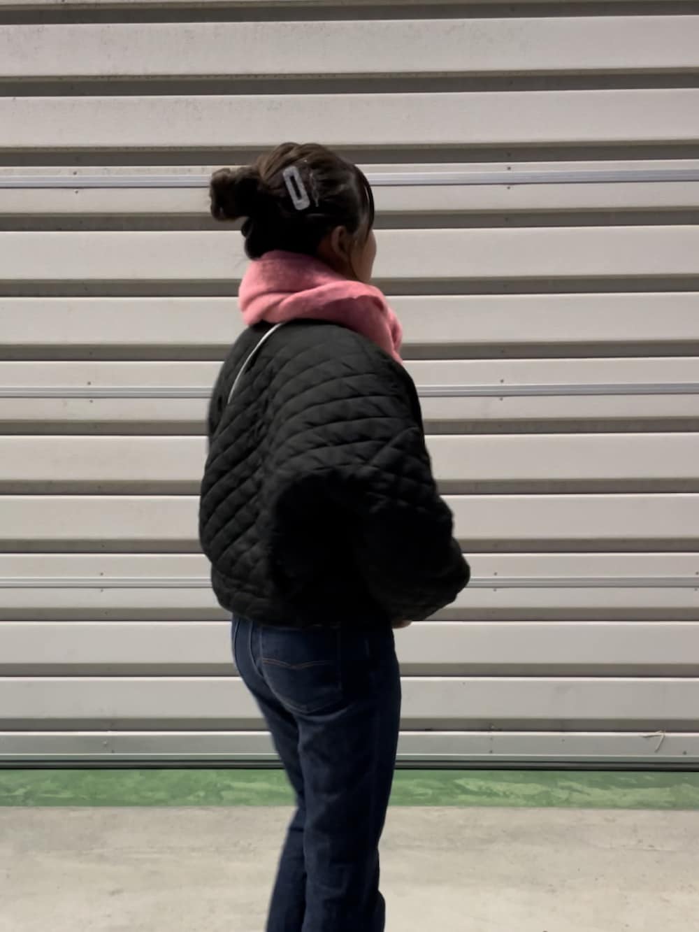 ブラック系のノーカラージャケット、シルバー系のショルダーバッグ、ピンク系のスニーカーを着用したレディースの冬コーディネートの3枚目の写真