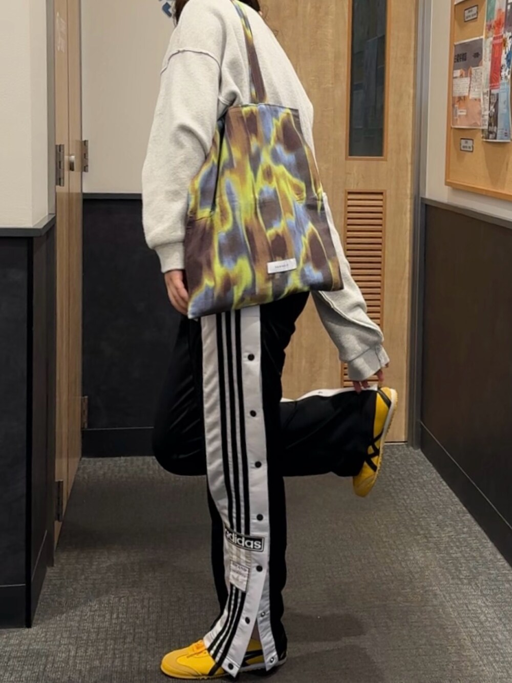 ブラック系のその他パンツ、ホワイト系のスウェット、イエロー系のスニーカーを着用したレディースの秋コーディネートの2枚目の写真