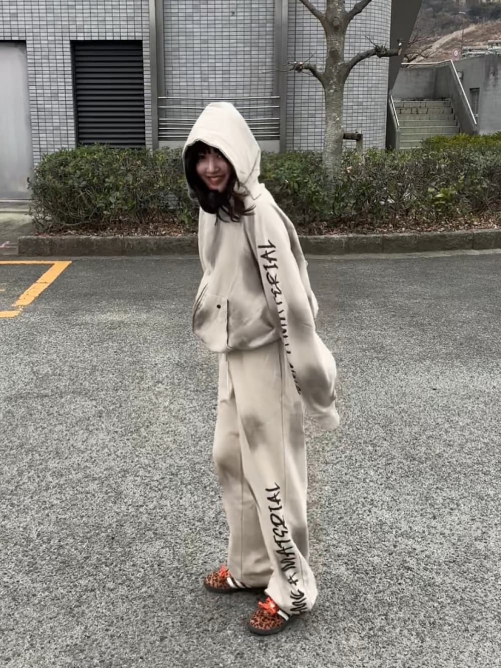 ホワイト系のジャージ、ブラック系のスニーカーを着用したレディースの冬コーディネートの4枚目の写真