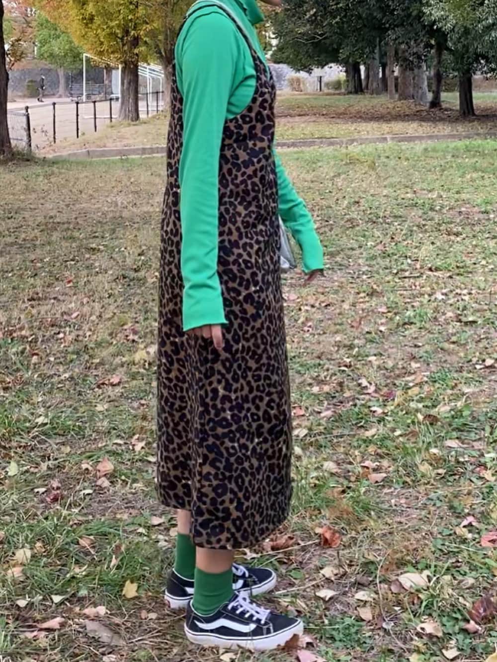 シルバー系のショルダーバッグを着用したレディースの冬コーディネートの2枚目の写真