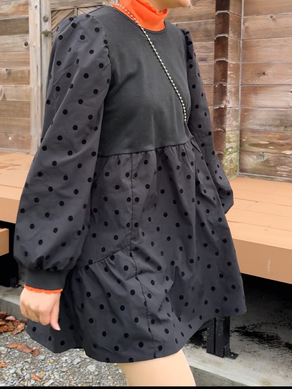 オレンジ系のショルダーバッグ、ブラック系のブーツ、ブラック系のその他パンツを着用したレディースの春コーディネートの3枚目の写真