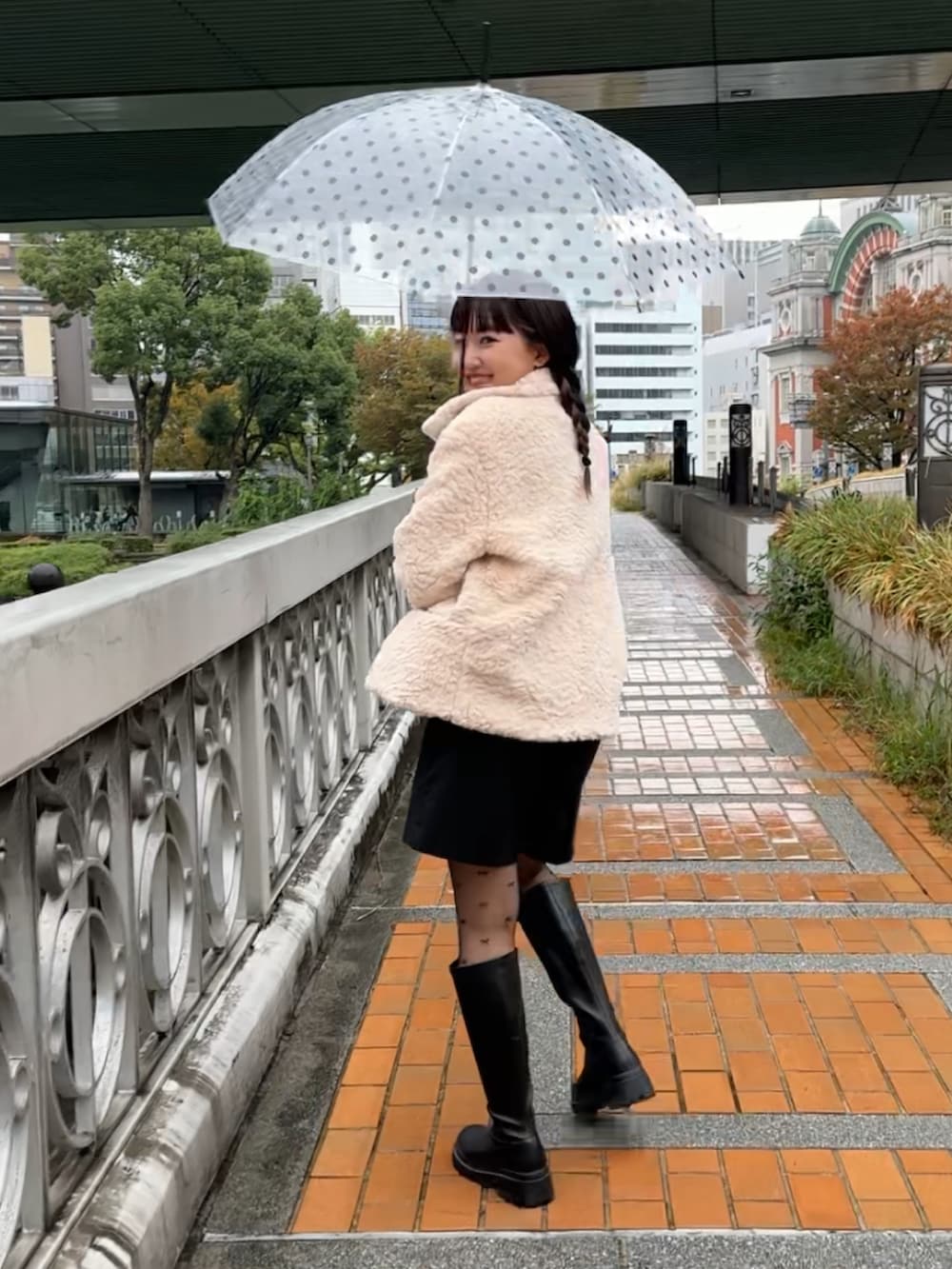 ブラック系のその他パンツ、ブラック系のブーツ、ホワイト系のジャケット/アウターを着用したレディースの秋コーディネートの3枚目の写真