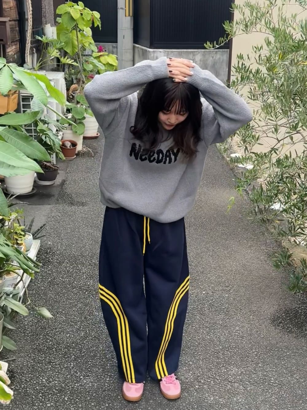 イエロー系のスニーカーを着用したレディースの秋コーディネートの2枚目の写真