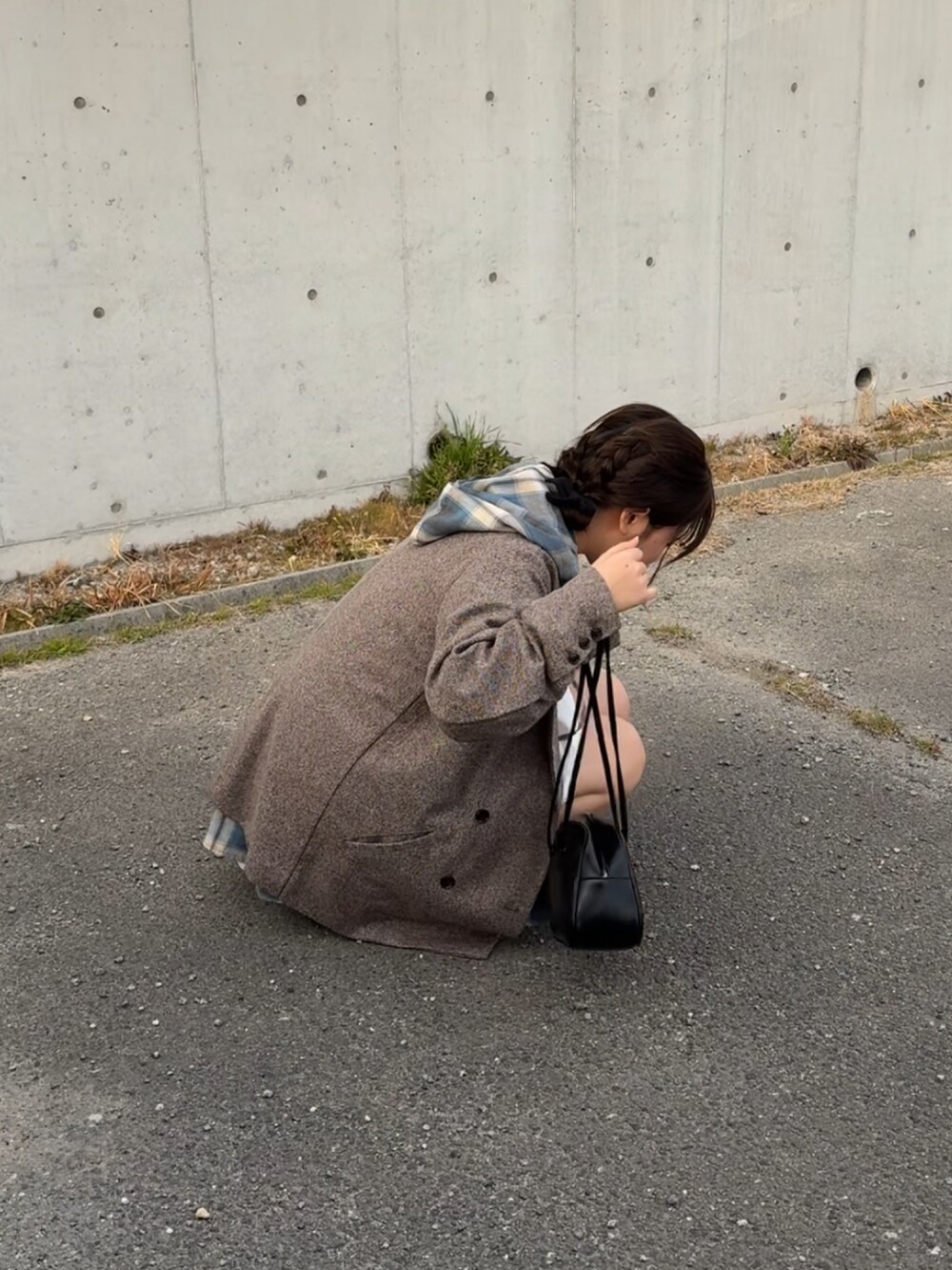 ブルー系のシャツ/ブラウス、ホワイト系のその他パンツ、イエロー系のスニーカーを着用したレディースの春コーディネートの3枚目の写真