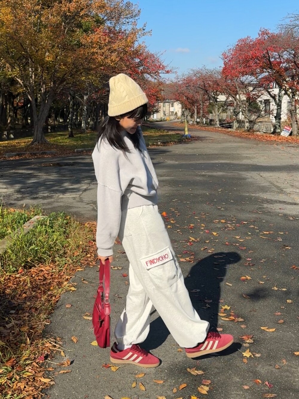 ホワイト系のスウェット、グレー系のスウェットパンツを着用したレディースの秋コーディネートの2枚目の写真