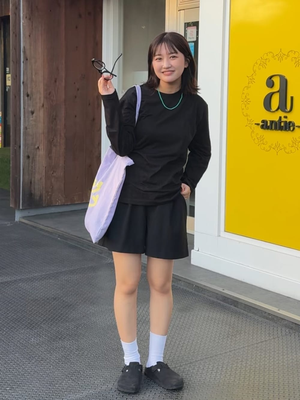 ブラック系のサンダル、ブラック系のTシャツ/カットソーを着用したレディースの夏コーディネートの2枚目の写真