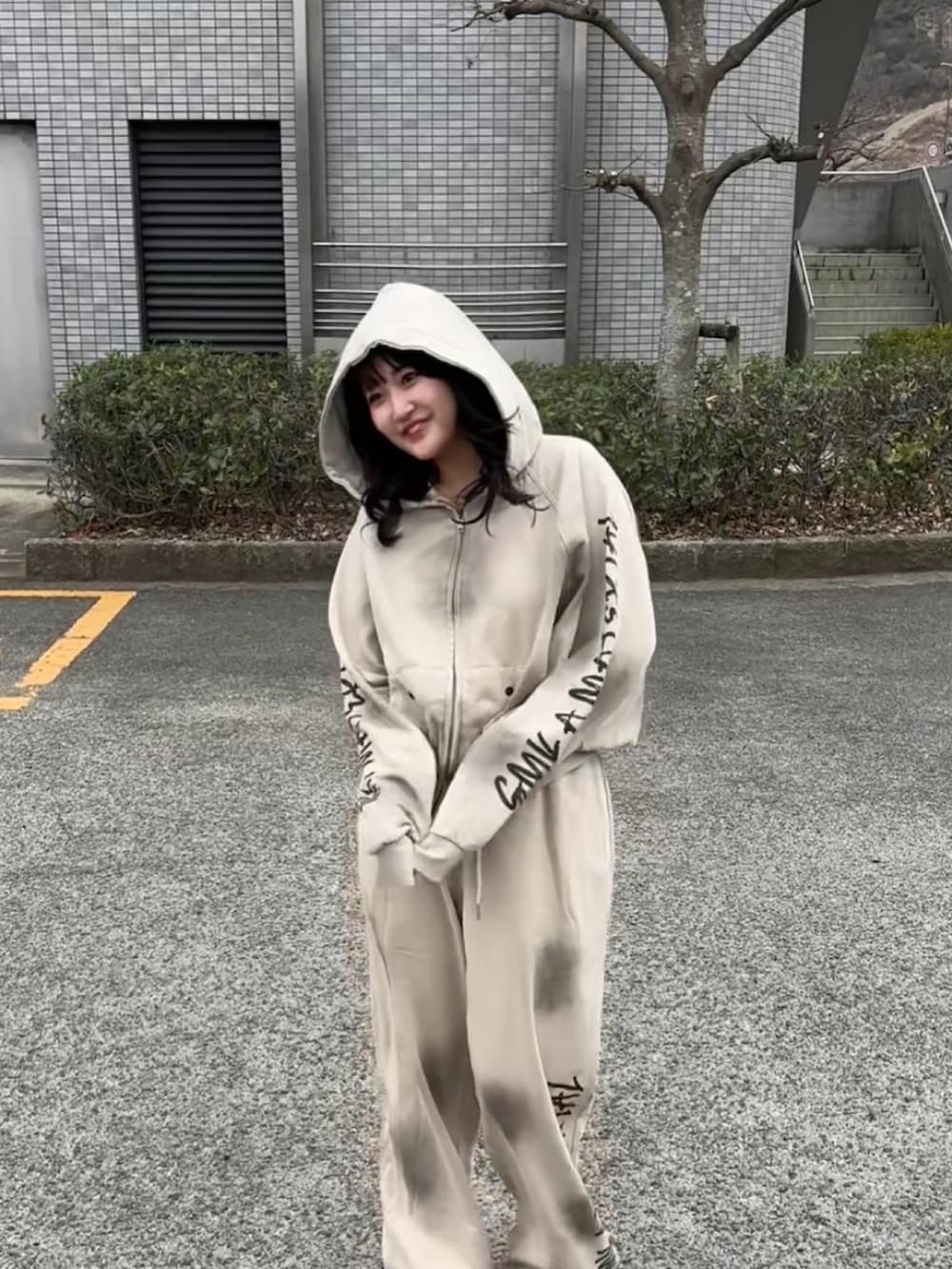 ホワイト系のジャージ、ブラック系のスニーカーを着用したレディースの冬コーディネートの5枚目の写真