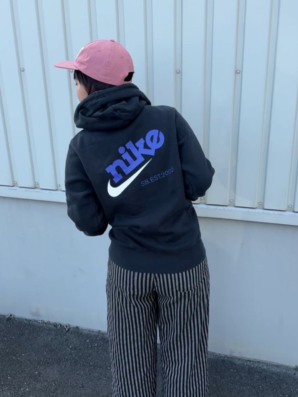 イエロー系のスニーカー、ピンク系の帽子を着用したレディースの冬コーディネートの4枚目の写真