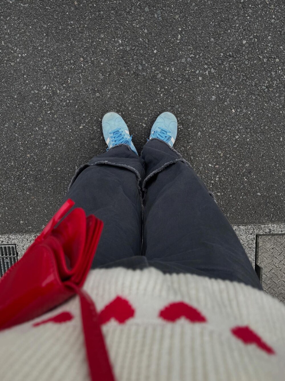 ホワイト系のニット/セーター、グレー系のデニムパンツ、レッド系のショルダーバッグを着用したレディースの春コーディネートの4枚目の写真