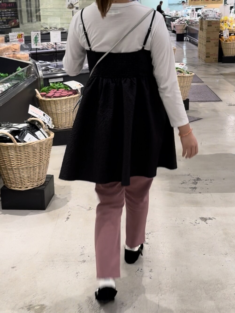 ホワイト系のTシャツ/カットソー、シルバー系のショルダーバッグ、ブラック系のバレエシューズを着用したレディースの春コーディネートの2枚目の写真