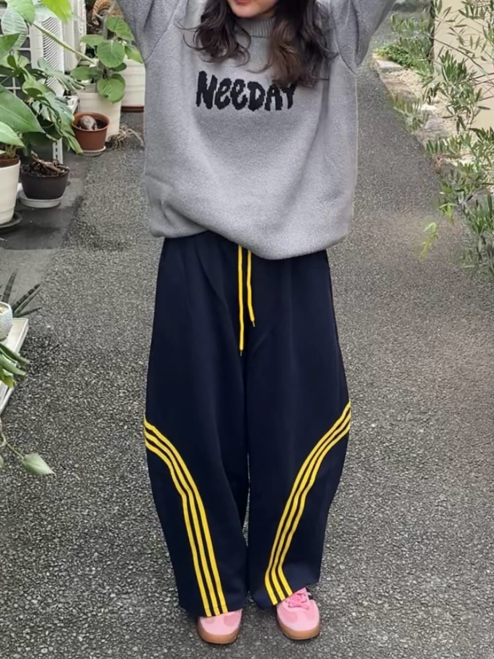 イエロー系のスニーカーを着用したレディースの秋コーディネートの3枚目の写真