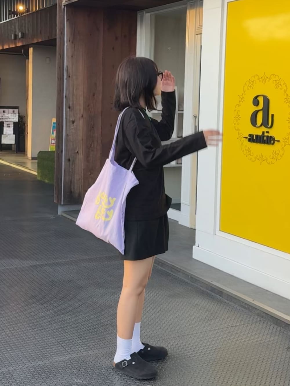 ブラック系のサンダル、ブラック系のTシャツ/カットソーを着用したレディースの夏コーディネートの3枚目の写真