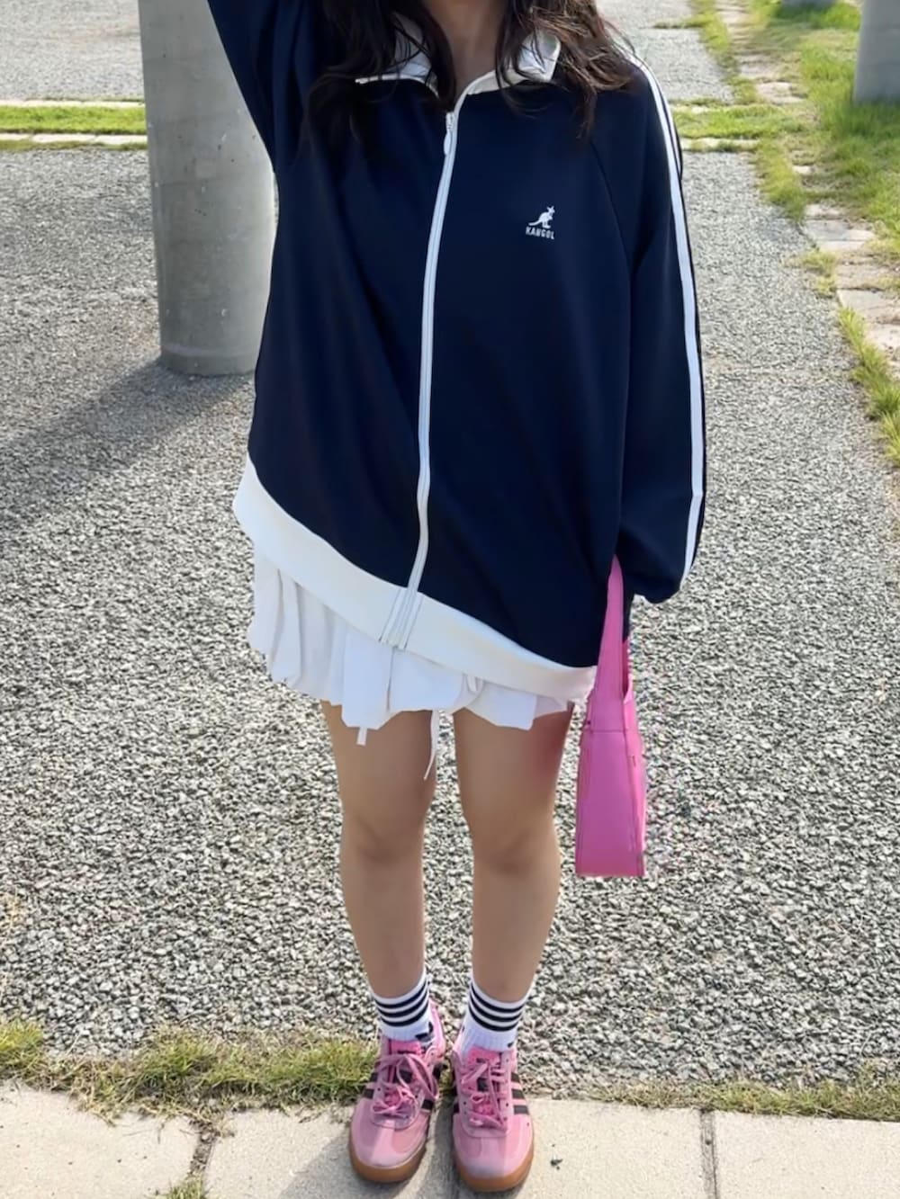 ブルー系のブルゾン、ホワイト系のその他パンツ、イエロー系のスニーカーを着用したレディースの秋コーディネートの2枚目の写真