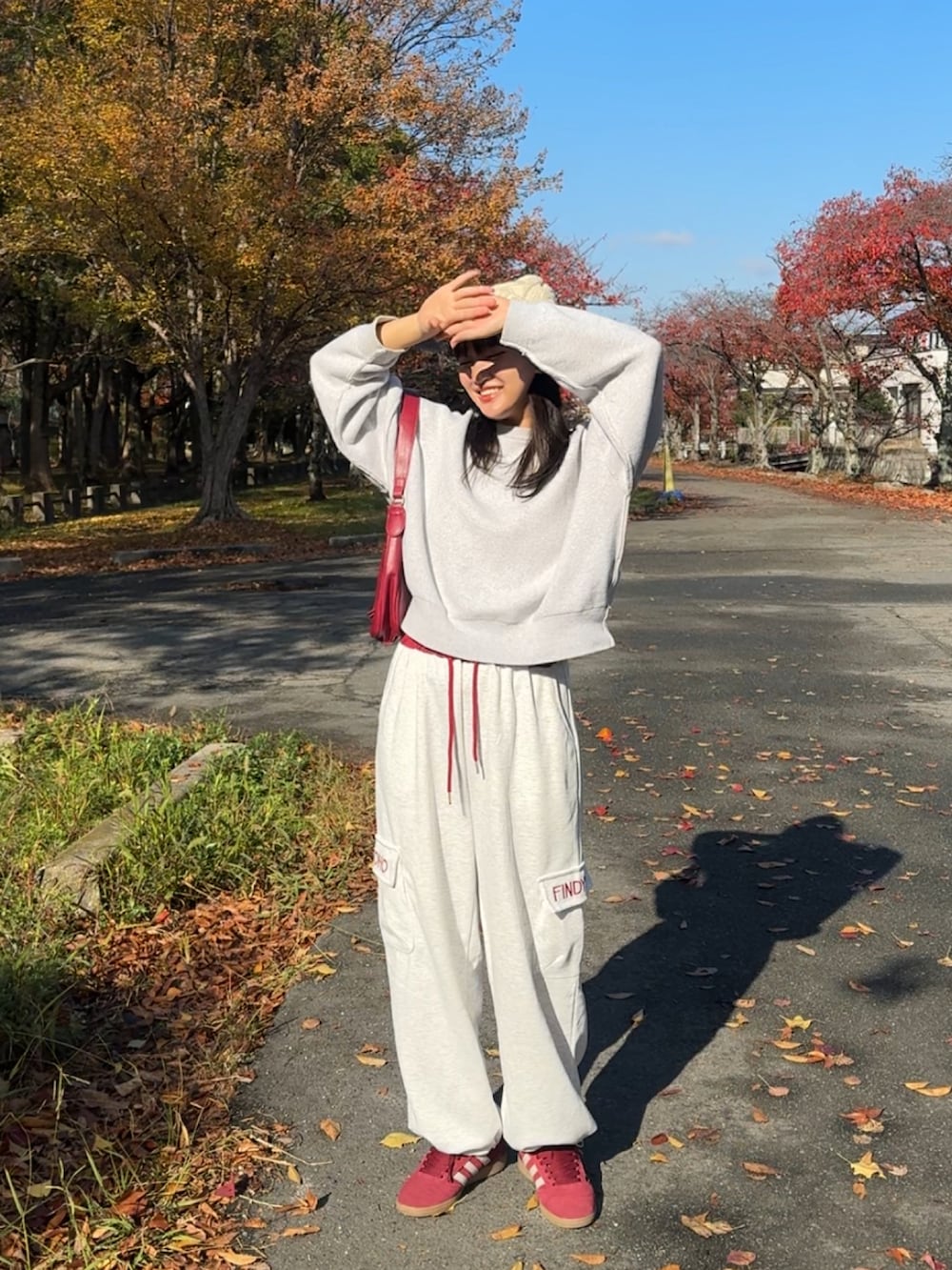ホワイト系のスウェット、グレー系のスウェットパンツを着用したレディースの秋コーディネートの4枚目の写真