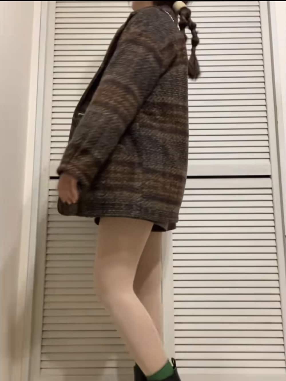 ブラウン系のテーラードジャケット、ホワイト系のTシャツ/カットソー、ブラック系のショルダーバッグを着用したレディースの冬コーディネートの3枚目の写真