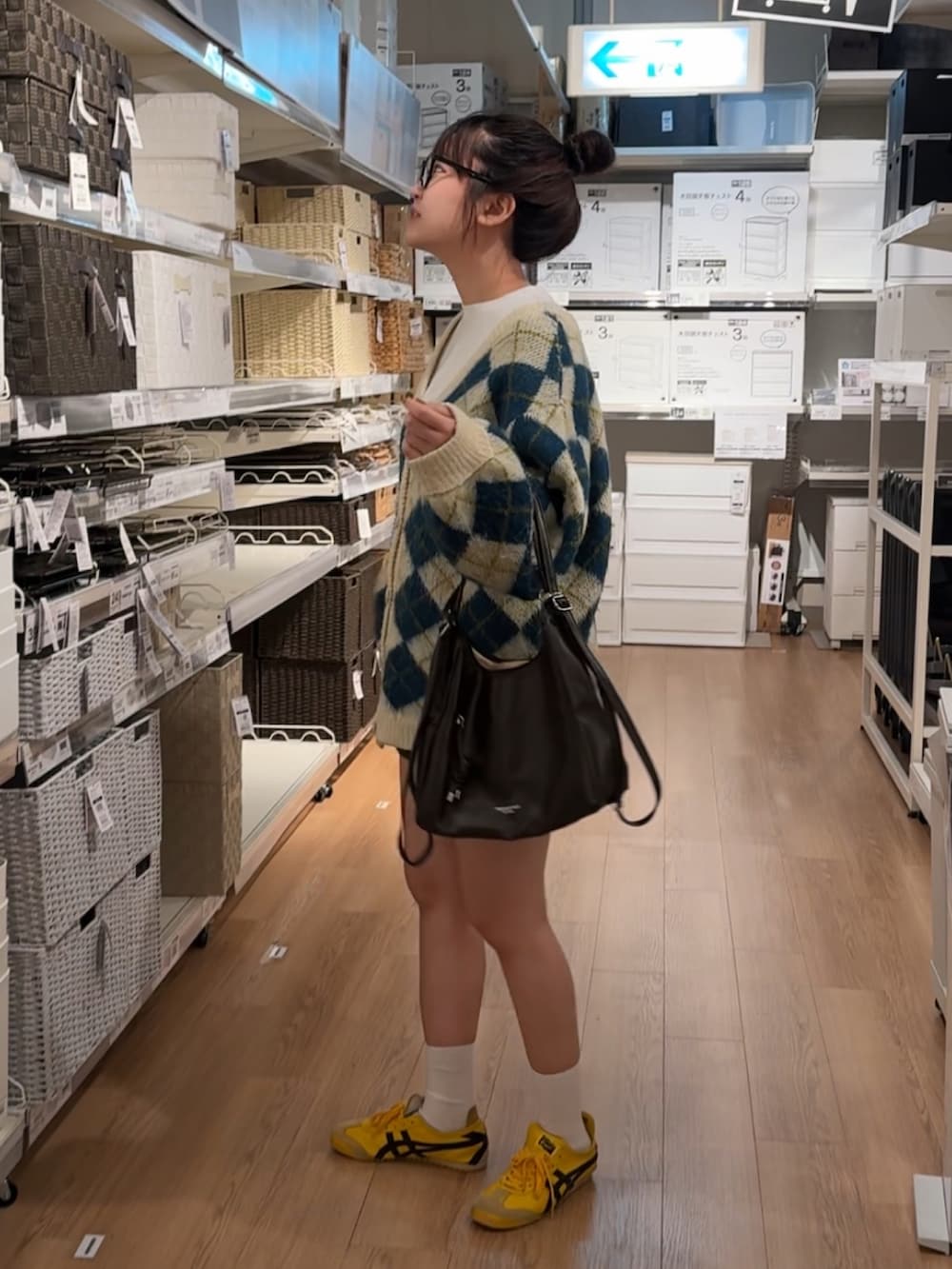 ホワイト系のカーディガン/ボレロ、イエロー系のスニーカーを着用したレディースの冬コーディネートの3枚目の写真